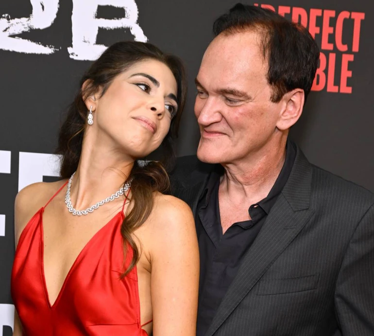 62-річний Тарантіно на парадному хіднику в Лос-Анджелесі пригорнув за талію дружину в полум'яному максі