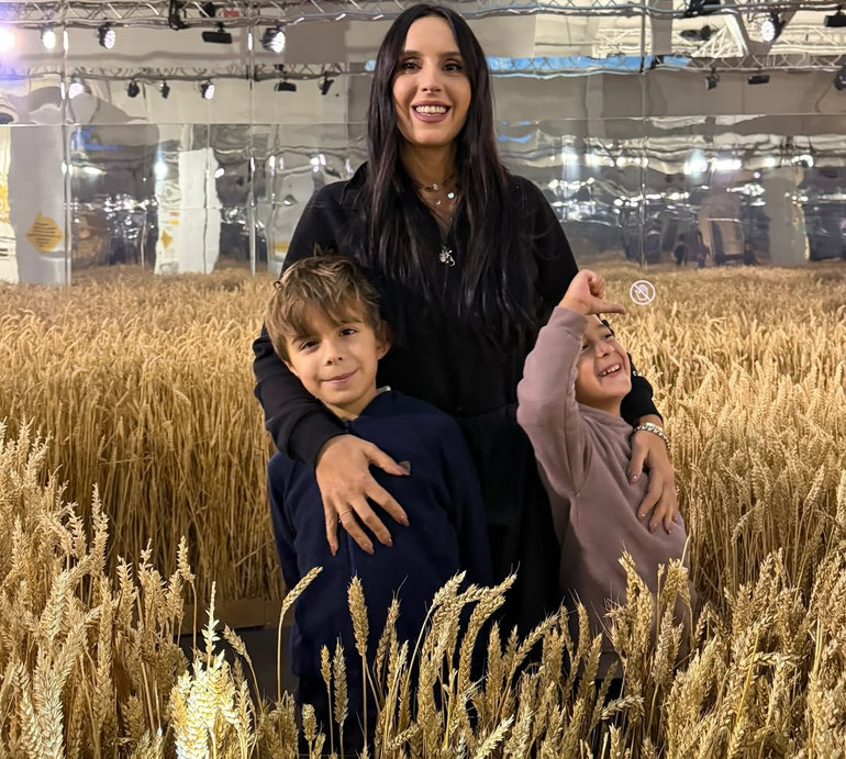 Тепле привітання від нас: Джамала заспівала Щедрик під акомпанемент 7-річного сина. Відео