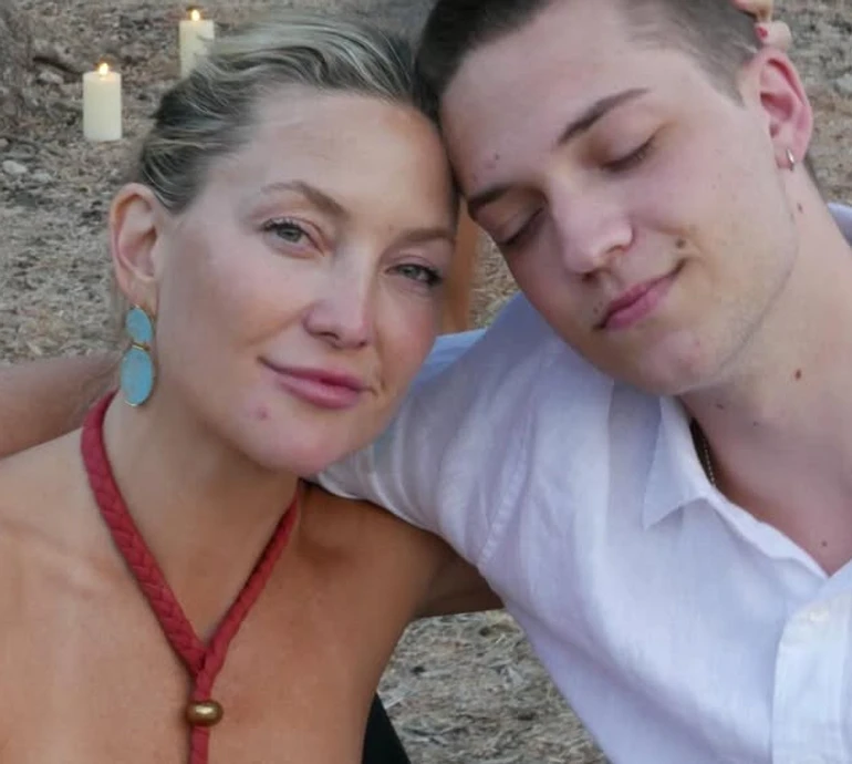 Пишаюся чоловіком, яким ти став: Кейт Хадсон привітала сина з 22-річчям його романтичними фото з коханою