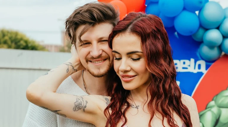 Виносимо мозок вже не перше життя: MamaRika з чоловіком привітали один одного з річницею весільним фото