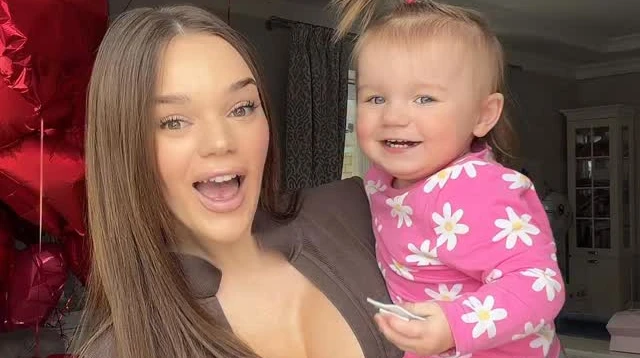 Росте справжня модниця: Верба замилувала кумедними фото 1-річної дочки у своїх кросівках