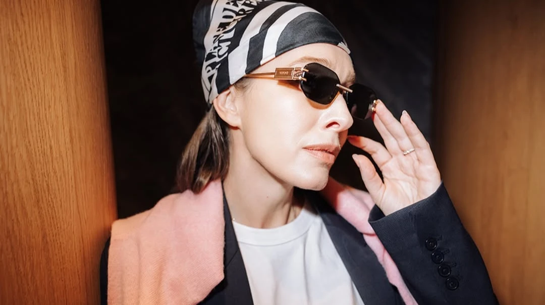 Бермуди, замша та бандана: Осадча похвалилася своїми трендовими луками на весну. Фото