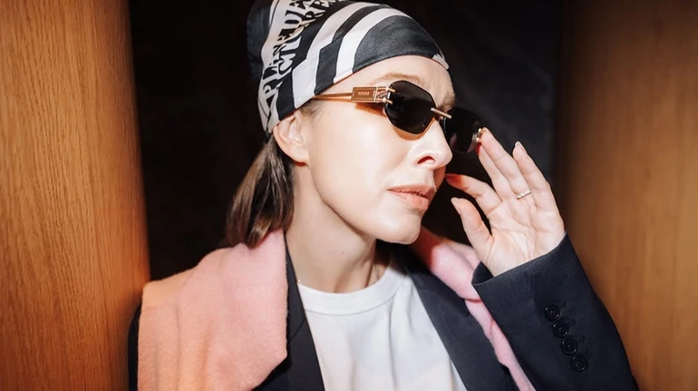 Бермуди, замша та бандана: Осадча похвалилася своїми трендовими луками на весну. Фото