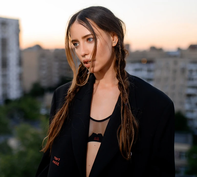 Дорофєєва у вельоні зі свого весілля з Кацуріним та спідньому заспівала про самотність. ВІДЕО