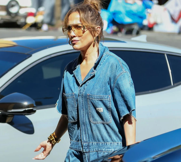 Поєднала непоєднане: Лопес вигуляла мішкуватий денім з аксесуарами на $65 тисяч