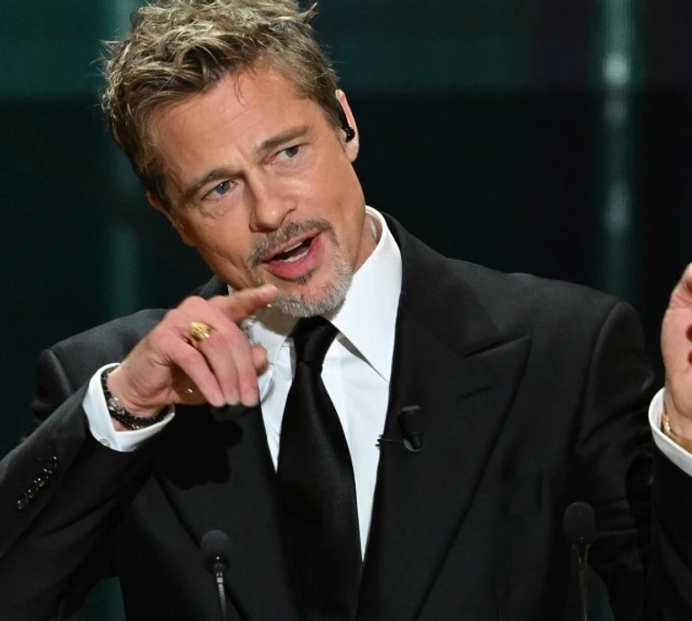 Дівчина Бреда Пітта через рік їхнього роману нарешті розлучилася з офіційним чоловіком