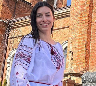 Депутатка Мезенцева у джинсах та вишиванці показалася на Великдень у Харкові. Фото