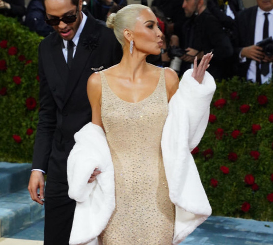 Старе чи модне: як Кім Кардашян, Белла Хадід, Зендея та інші зірки обирають стиль вінтаж і вигулюють сукні 20-річної давнини. Фото