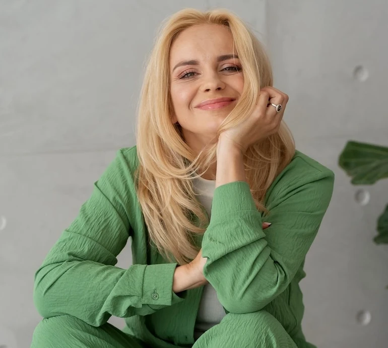 Хто є хто?: Ребрик показала доньок в одному віці та в одному светрі. Фотозагадка