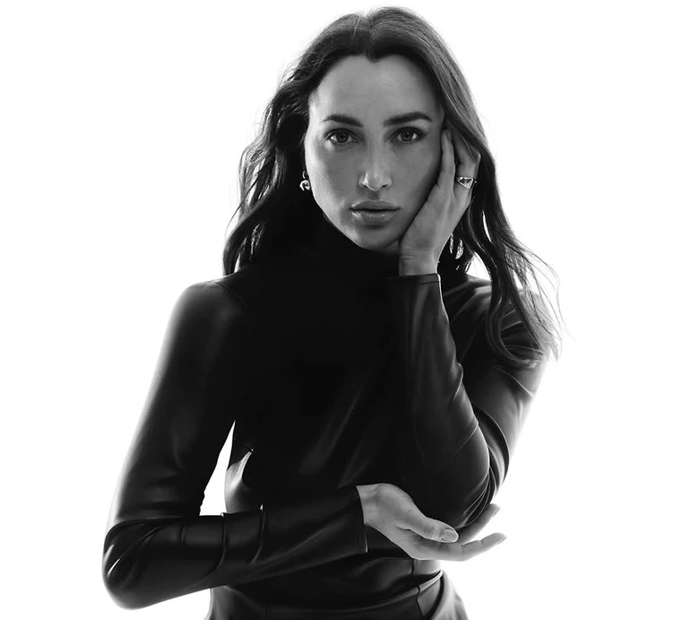 Різатдінова в обтислій шкіряній сукні з оголеною спиною вкусила себе за палець для зухвалих фото