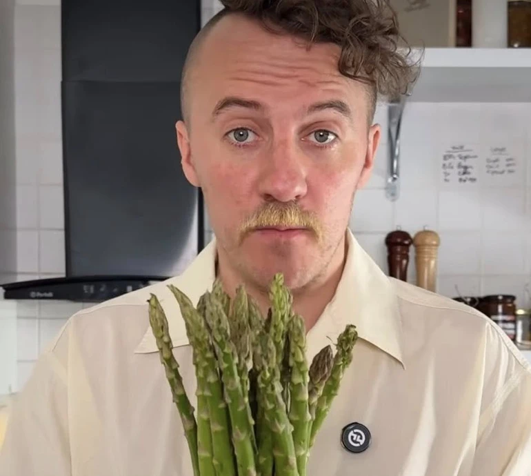 Шампанське, банан і не лише: Клопотенко назвав 5 цікавих варіантів, з чим можна поєднати спаржу