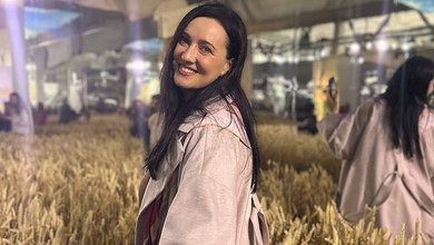 Ніжності на колії та цілунок серед латаття: Вітвіцька показала романтику з нареченим на виставці. Фото