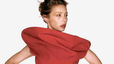 Наче скульптура: Кароль у червоному міні з фактурним коміром посвітила ніжками та покривлялася на камеру