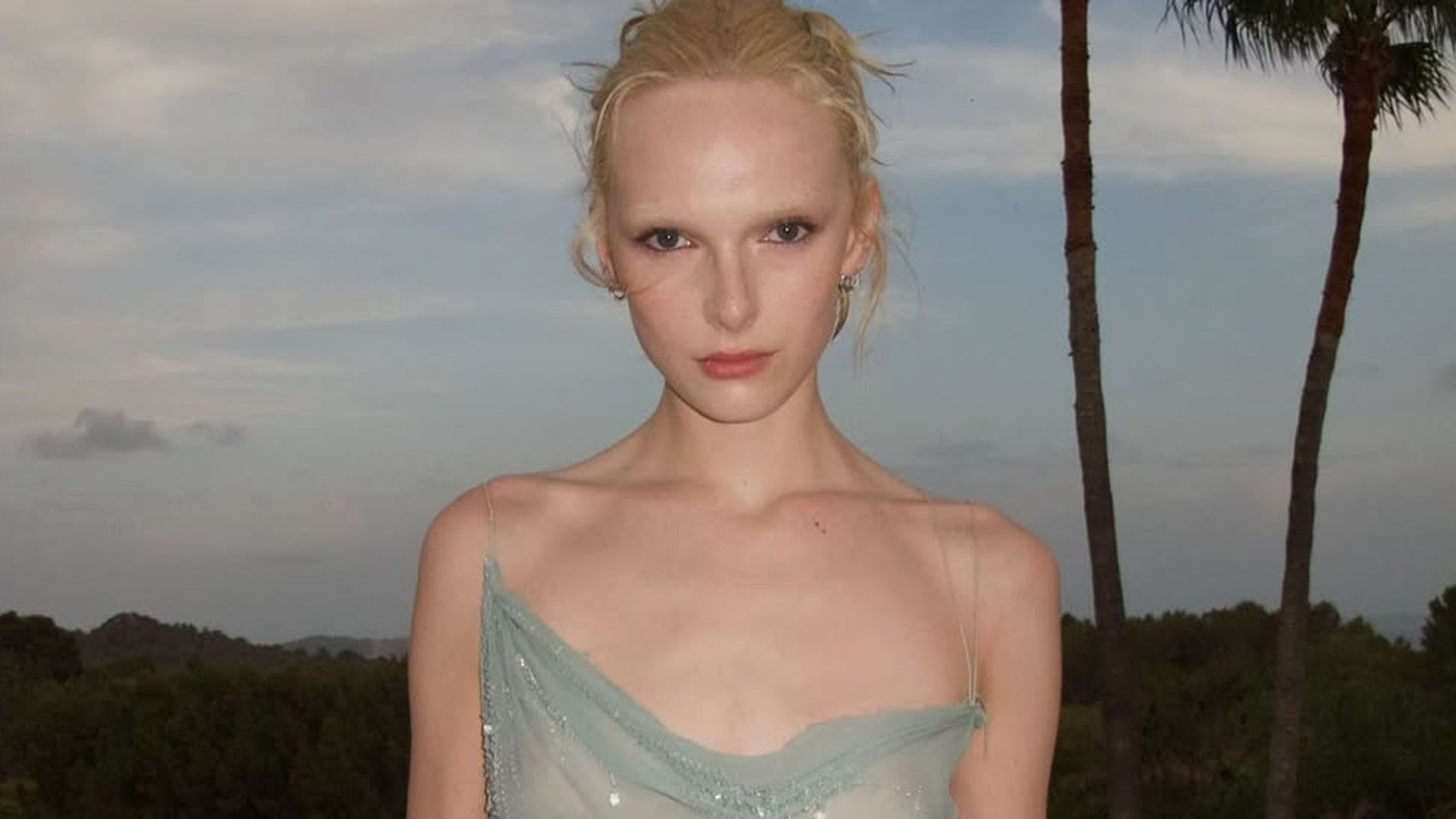 Від мему з TikTok до найстильнішої зірки 2025: що відомо про 22-річну трансмодель Алекс Консані