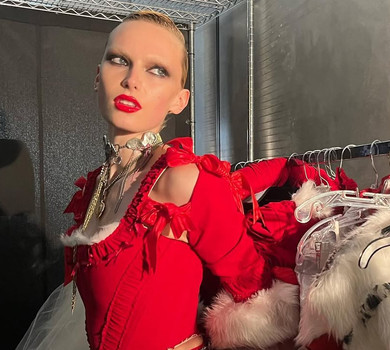 Від мему з TikTok до найстильнішої зірки 2025: що відомо про 22-річну трансмодель Алекс Консані