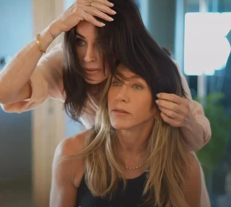 Я - брюнетка!: Еністон у кумедному відео приміряла волосся Кокс