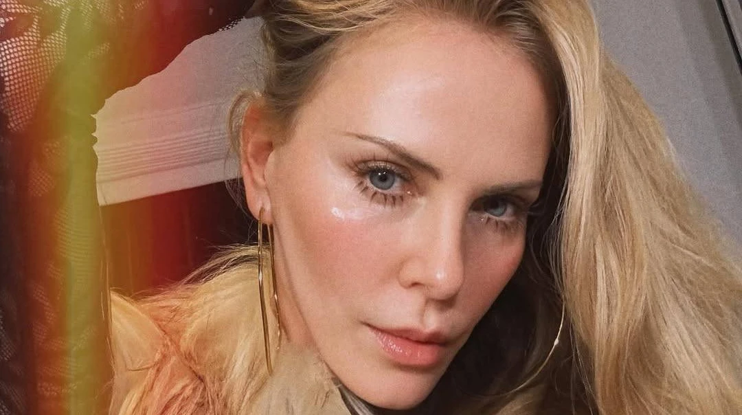 Шарліз Терон із 13-річною трансгендерною донькою помітили під час продуктового шопінгу