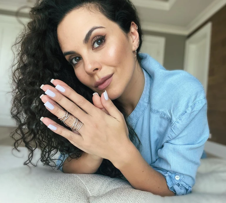 Каменських в однакових сукнях різних кольорів засвітилася на латиноамериканському ТБ в Маямі