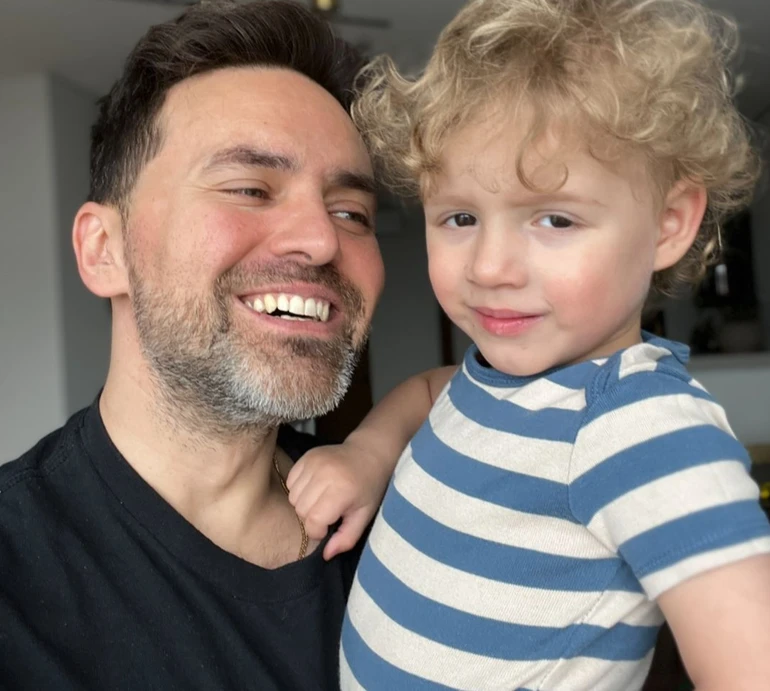 Будьте найкращим прикладом: Мірошниченко кумедним відео з прийомним сином привітав усіх татусів