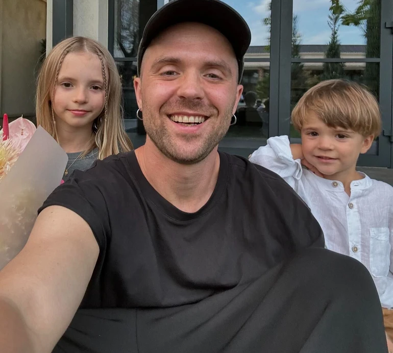 Від білого котика до рудого дракона: Кацурін показав кумедні фото себе у школі