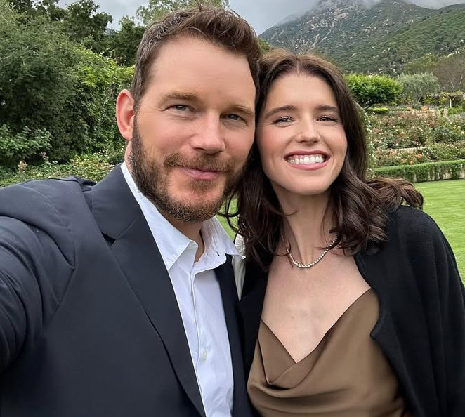 Кетрін Шварценеггер з дочками попоралася на городі та похвалилася врожаєм. Фото