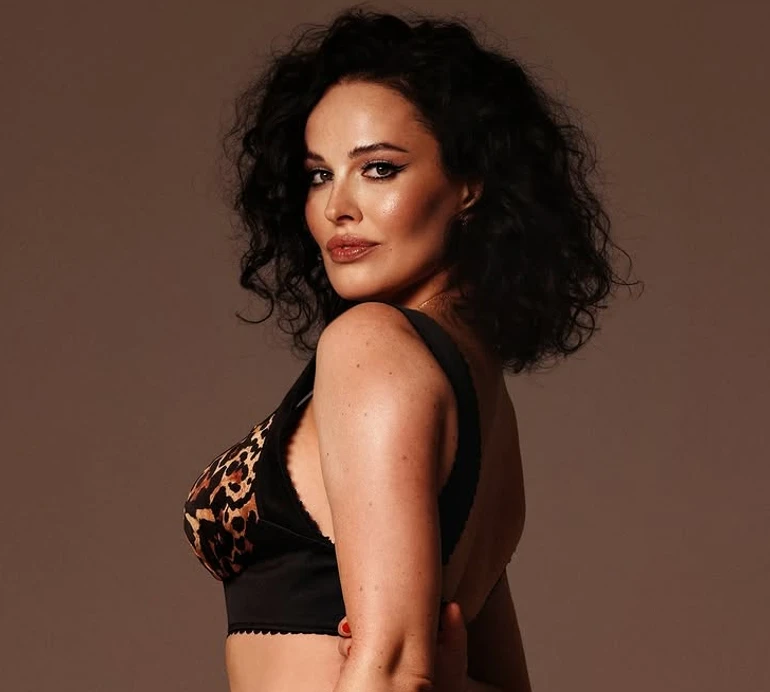 Астаф'єва у пікантній зйомці засвітила груди крізь вишукане мереживо. Відео