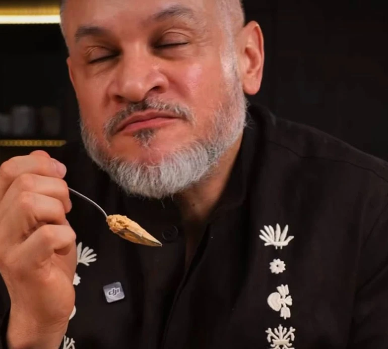 Спеціальна форма не потрібна: Хіменес-Браво показав, як готується сирна паска зі згущеним молоком