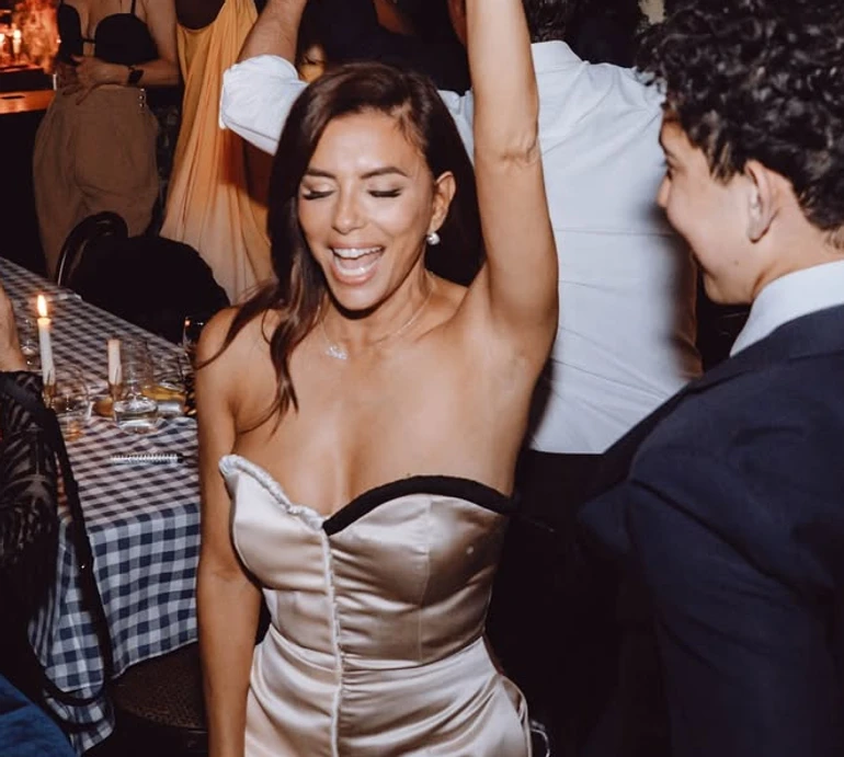 Лонгорія в ефектній сукні з голими плечима зазнімкувалася з 6-річним сином і його татом-ювіляром