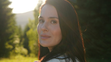 Єфросиніна в ніжному молочному луці серед смерек заявила, що закохалася