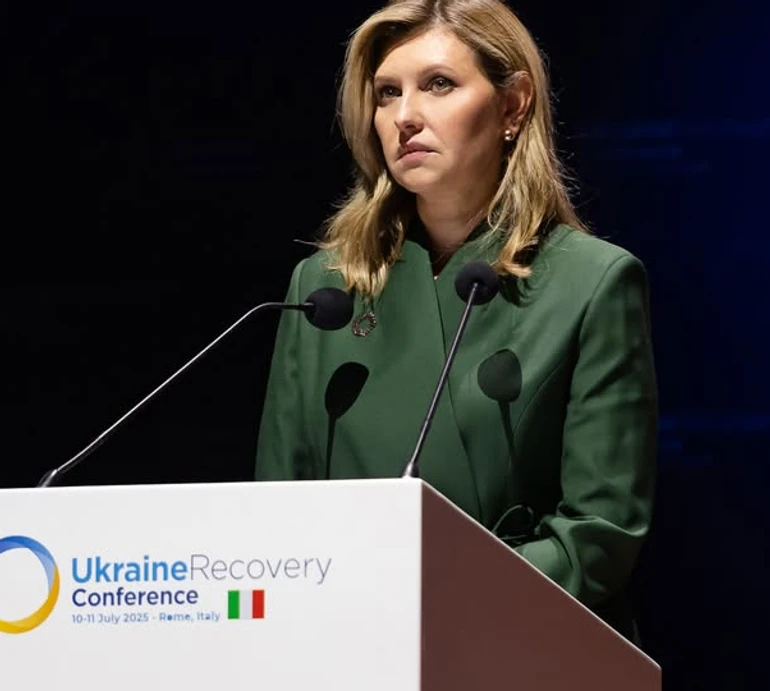 Колір хвої та символічна брошка: Зеленська вигуляла елегантний штанний лук на конференції в Римі. Фото