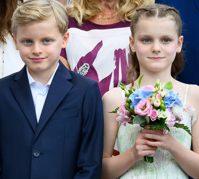 Ошатний Жак і ніжна Габріела з букетиком квітів: діти князя Монако традиційно попрощалися з літом