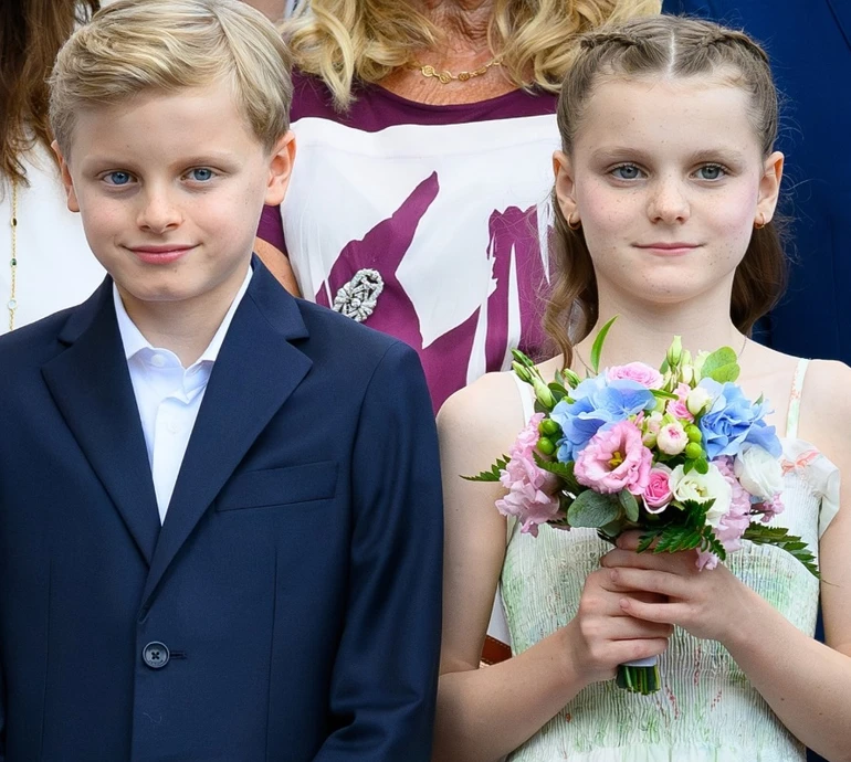 Ошатний Жак і ніжна Габріела з букетиком квітів: діти князя Монако традиційно попрощалися з літом