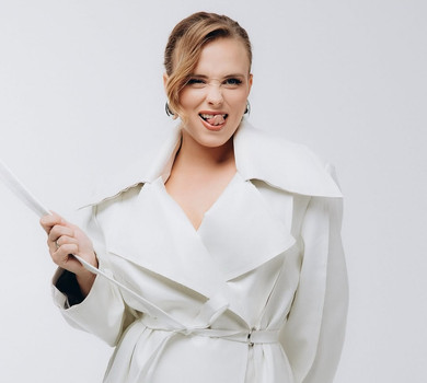 Палаю: Кошмал у зухвалому монохромі посвітила апетитним бюстом і стегнами перед камерою