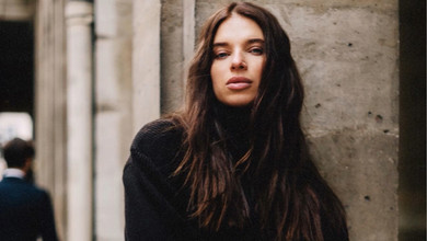 Дружина Усика у бордовій шкірі та на підборах прогулялася Парижем для атмосферних фото