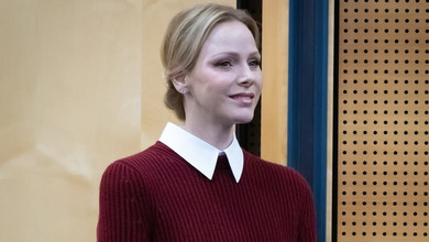 Княгиня Монако у луці з бордовим кейпом за майже $2500 повчила першокласників поведінки на воді