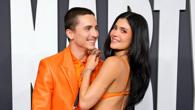 Знову закохані: Шаламе і Дженнер у помаранчевих луках пригорнулися одне до одного на хіднику кінопремії