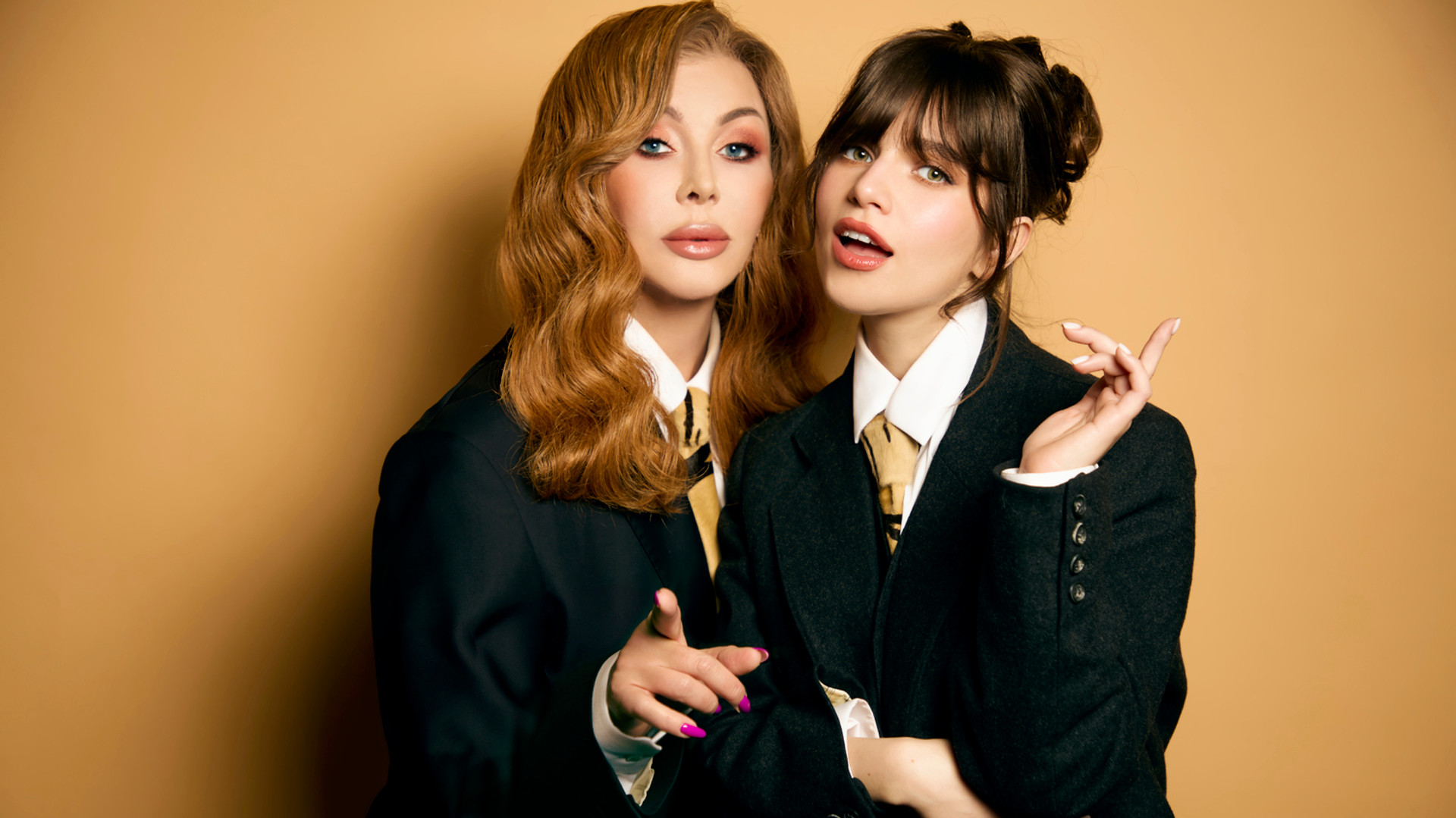 Соловій разом із Білик переспівала її хіт 90-х про таємничого чоловіка у вінтажному караоке. Відео