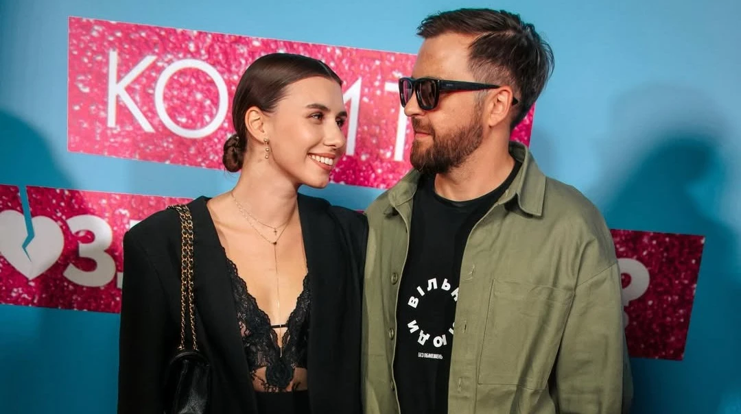 Танчинець і його дружина в зухвалому міні засвітилися на кінопрем'єрі