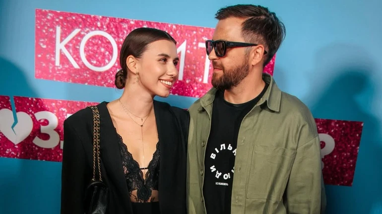 Танчинець і його дружина в зухвалому міні засвітилися на кінопрем'єрі