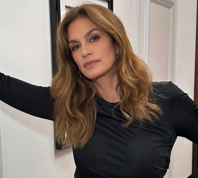 57-річна Сінді Кроуфорд заселфилася в спортзалі без макіяжу. ФОТО