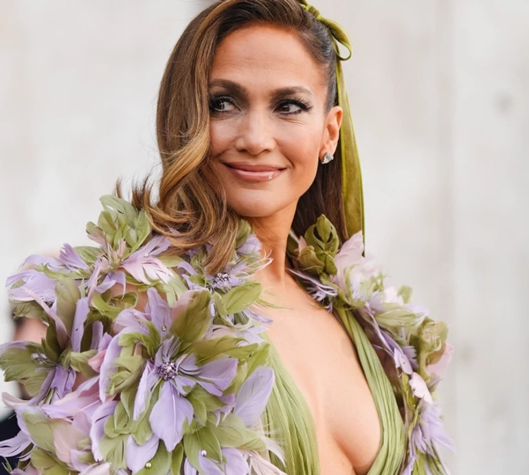 Лопес у фісташковій сукні з бездонним декольте покрасувалася на моді в Парижі. Фото