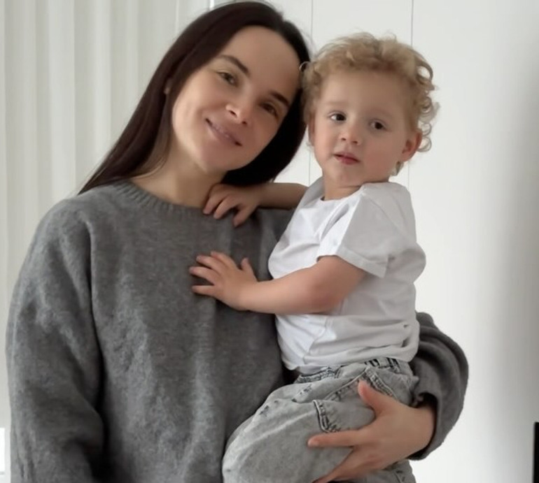 Друга операція позаду: Мірошниченко показалася у лікарні з прийомним сином та згадала, як вперше почула про всі його діагнози