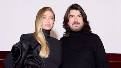 Брежнєва у фактурному кутюрі засвітилася на показі відомого модельєра в Парижі. Відео