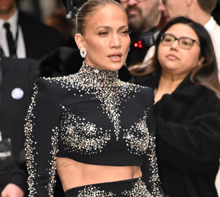 Лопес у компанії своєї дитини в стильній смужці блиснула голим животом на бродвейській прем'єрі. Фото