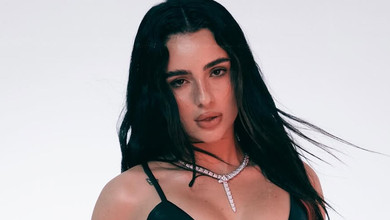 Трінчер у шкіряному ліфі й колготках поспокушала бюстом і стегнами для фото