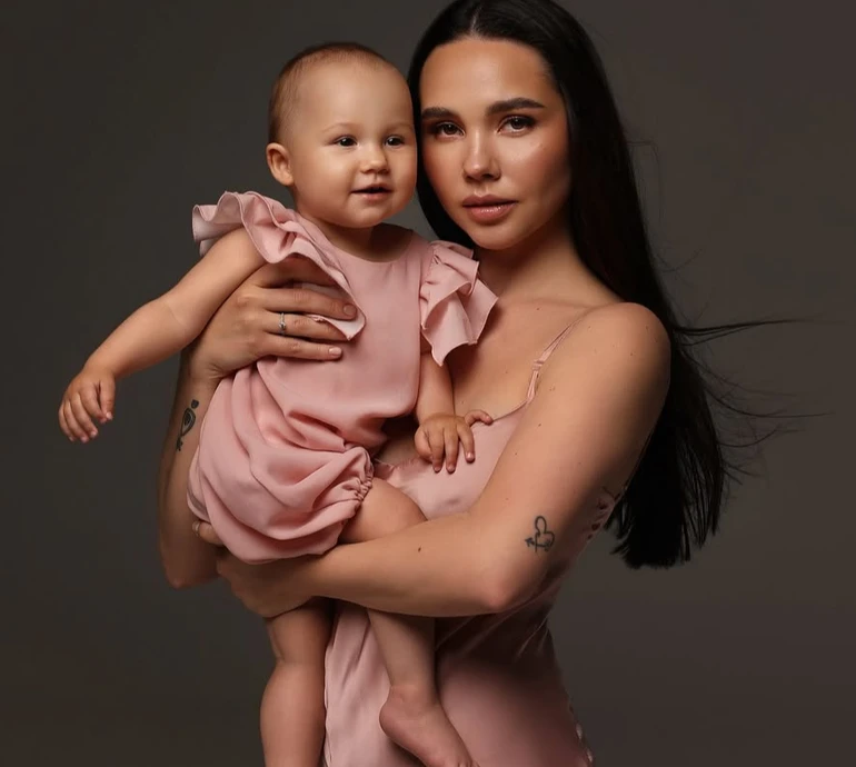 Кот у кежуалі й Татарінцева в шовку попозували для сімейного портрета з дочкою. Фото