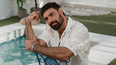 Я вже інший: Козловський у новій версії кліпу Знаєш посвітив м'язами в душі та показав дорослі почуття