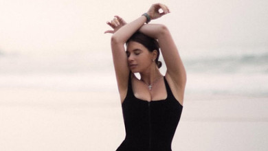 Дружина Усика в сукні з зухвалим розрізом попозувала для пристрасних кадрів на морському узбережжі