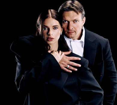 Усик у класичному костюмі пригорнув до себе кохану в маскулінному образі для інтимних фото