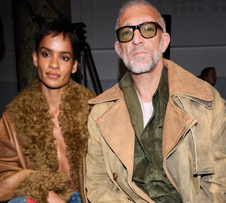 Кассель у плямистих штанях із коханою в дублянці на голе тіло попозували на Тижні моди у Парижі